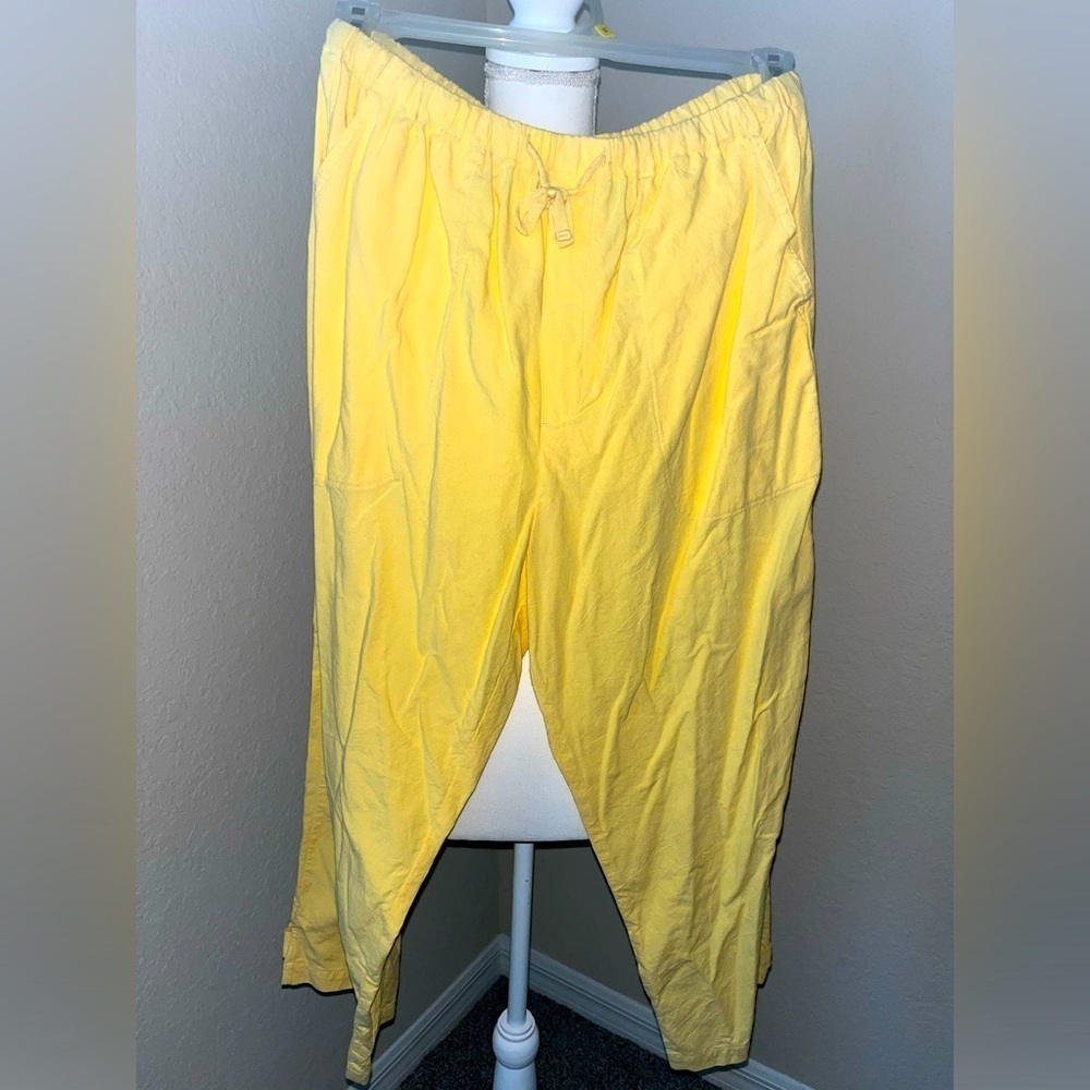 White Stag Ladies L 12-14 Butterfly Kisses Yellow Cotton Ankle cropped pants